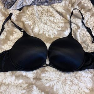 Victoria’s Secret bombshell plunge 34 D